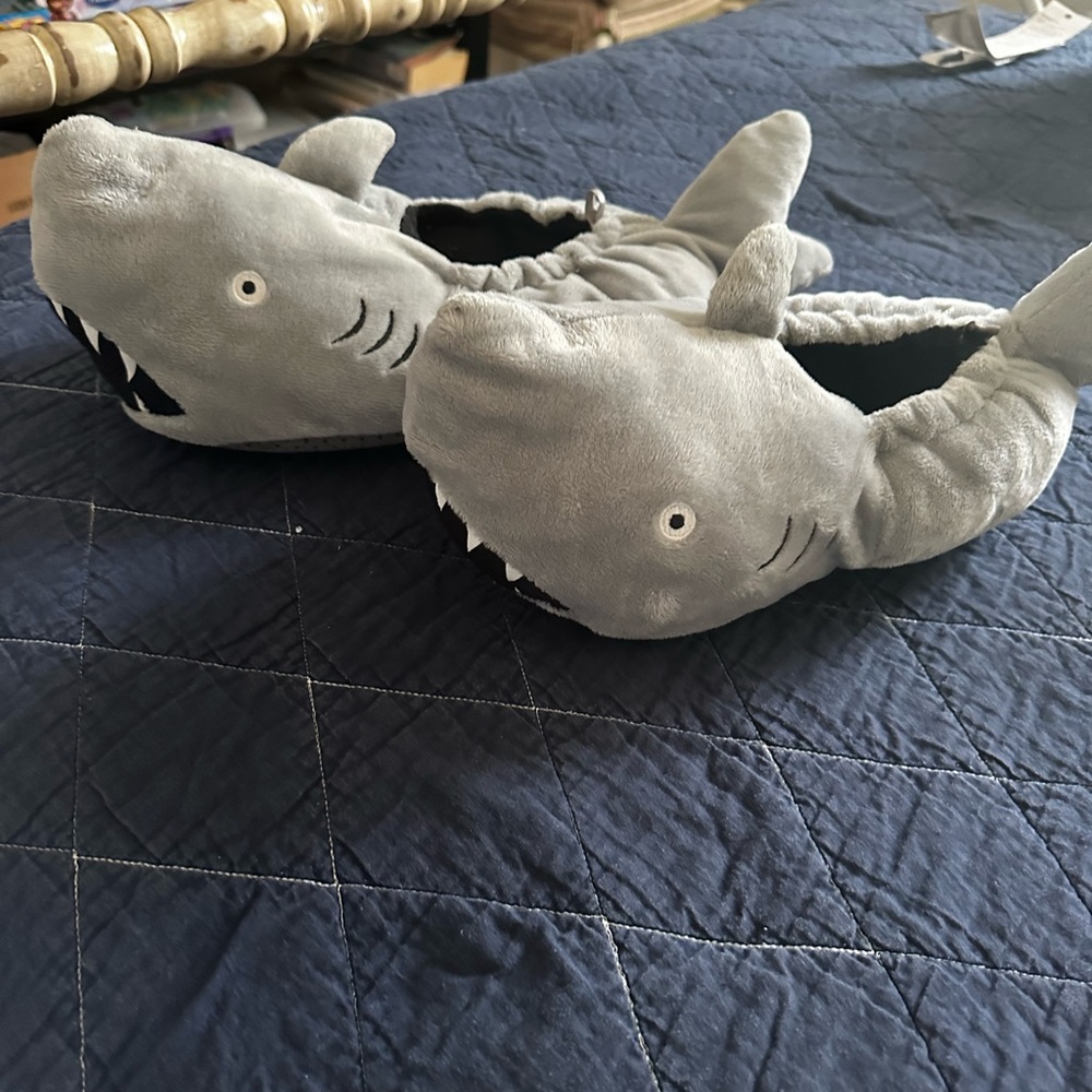 Shark slippers Old navy XXL (5-6)